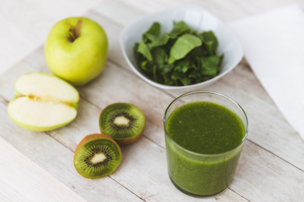 Spinach, kiwi and green apple smoothie