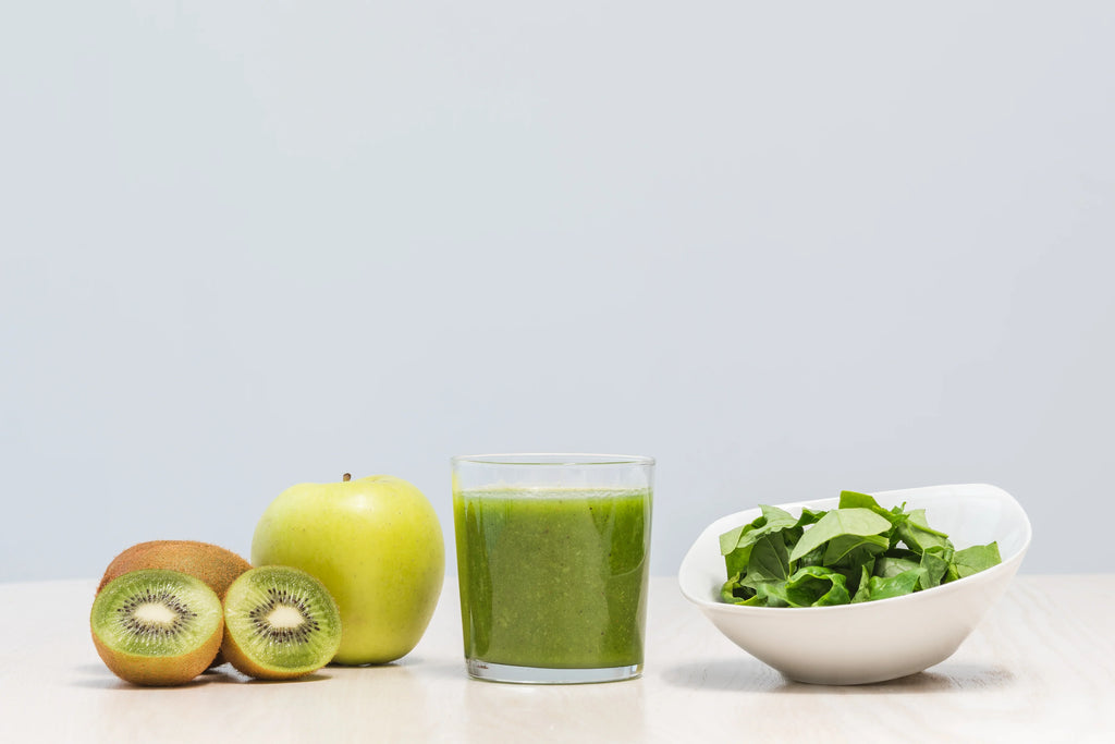 Smoothie de espinacas, kiwi y manzana verde